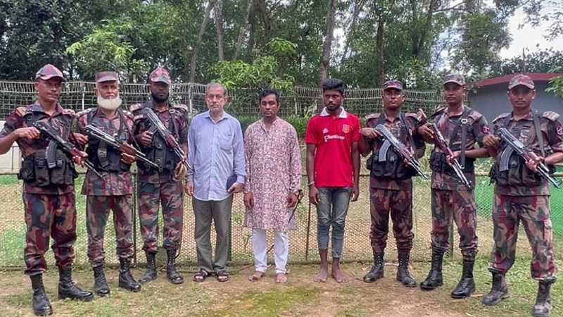 ভারতের পালানোর সময় সহযোগীসহ বিজিবির হাতে আটক হন ফজলে করিম চৌধুরী। ছবি: সংগৃহীত