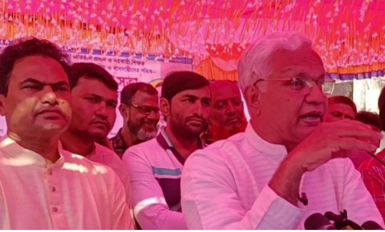 হিলিতে সুধী সমাবেশে বক্তব্য রাখছেন বিএনপি স্থায়ী কমিটির সদস্য ও চেয়ারপারসনের ব্যক্তিগত চিকিৎসক ডা. এ জেড এম জাহিদ হোসেন। ছবি : আজকের প্রত্রিকা