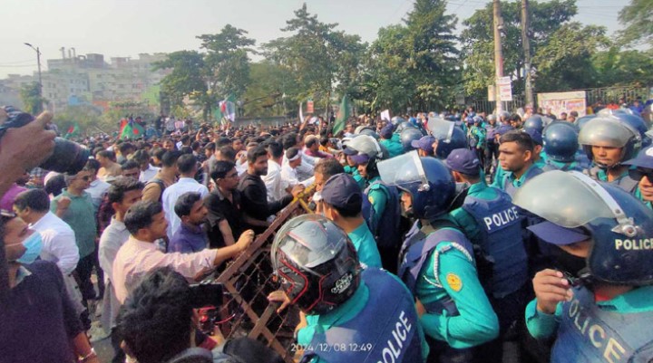 ভারতীয় হাইকমিশন অভিমুখে পদযাত্রা রামপুরা ব্রিজে আটকাল পুলিশ।  ছবি: আজকের দৈনিক