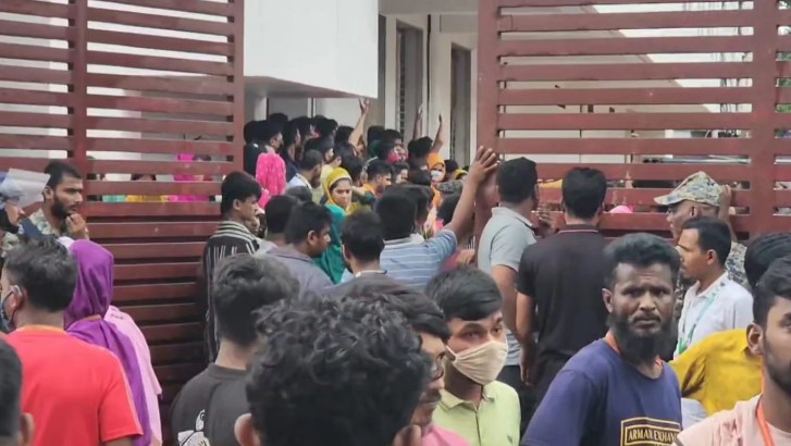 পরিস্থিতি উত্তপ্ত হয়ে উঠলে সকালে ছুটি ঘোষণা করা হয় ছয়টি কারখানায়। ছবি : আজকের দৈনিক