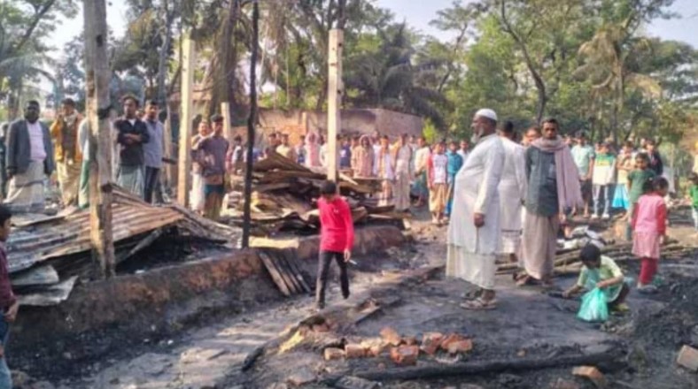 বাঁশখালীর পশ্চিম চাম্বলে বসতঘর পুড়ে ছাই।
