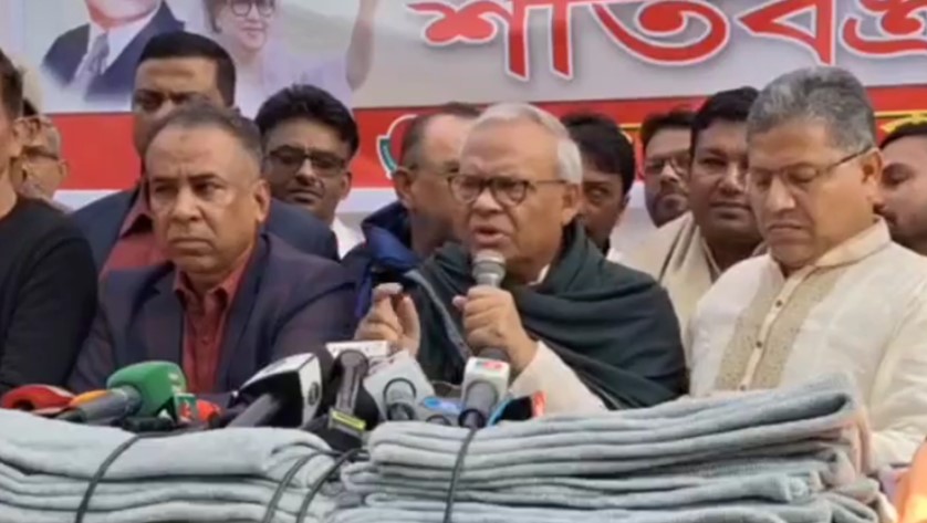 মোহাম্মদপুরে জাতীয়তাবাদী কৃষকদলের প্রতিষ্ঠাবার্ষিকী উপলক্ষে শীতবস্ত্র বিতরণ অনুষ্ঠানে কথা বলছেন বিএনপির সিনিয়র যুগ্ম মহাসচিব রুহুল কবির রিজভী। ছবি: ভিডিও থেকে নেয়া