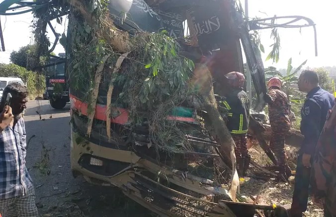 রোববার সকালে চট্টগ্রামে থেকে ছেড়ে আসা হানিফ সিডিএম পরিবহনের বাসটি ব্রাহ্মণবাড়িয়ার নবীনগর যাচ্ছিল।