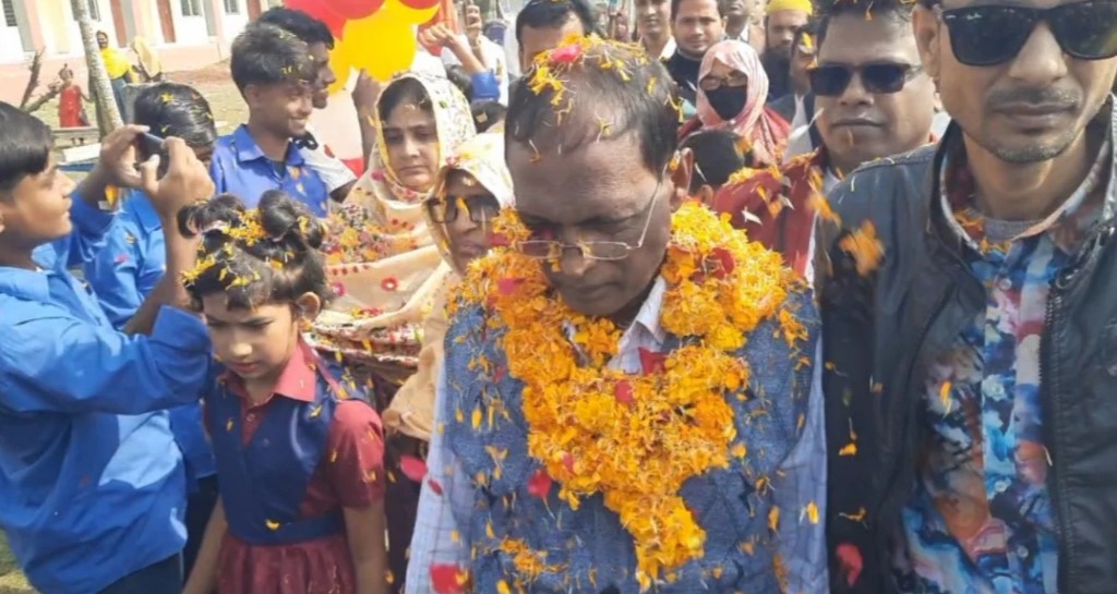 বাগেরহাট জেলার রামপাল উপজেলায় রাজকীয় সম্মানে বিদায় প্রাথমিক বিদ্যালয়ের সহকারী শিক্ষক নাসির আহমেদকে। ছবি : আজকের দৈনিক