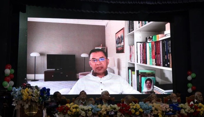 রাজধানীর ইঞ্জিনিয়ার্স ইনস্টিটিউশন মিলনায়তনে বিজয় দিবসের আলোচনায় লন্ডন থেকে ভার্চুয়ালি যুক্ত হয়ে বক্তব্য দেন তারেক রহমান। ছবি : আজকের দৈনিক