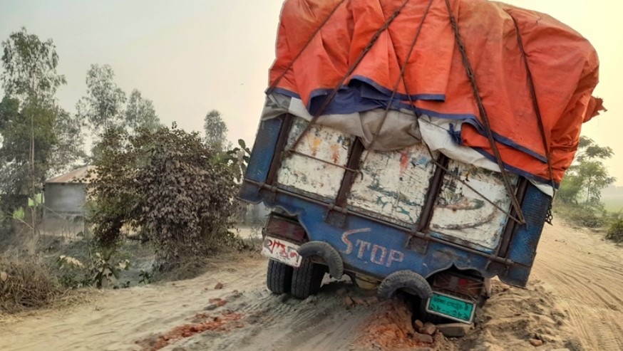 পৌর শহরের রাস্তাঘাটের করুণ দশা।