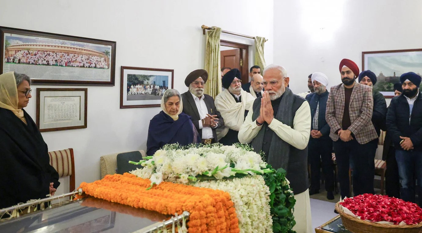 ভারতের প্রধানমন্ত্রী নরেন্দ্র মোদি (মাঝে) গতকাল শুক্রবার সাবেক প্রধানমন্ত্রী ড. মনমোহন সিংকে নয়াদিল্লিতে তার বাসভবনে শেষ শ্রদ্ধা জানিয়েছেন৷ ছবি : এএফপি