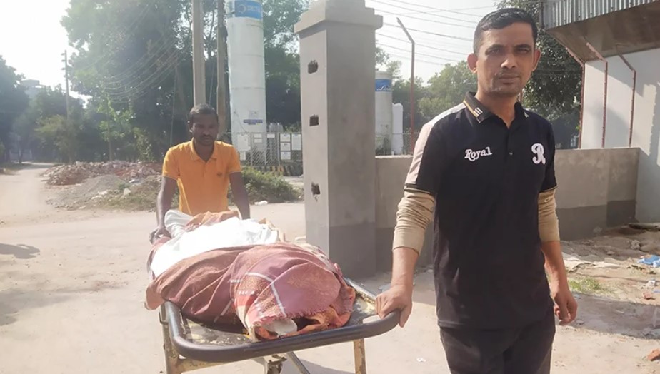 ভ্যানচালক শাহীনুর রহমানের মরদেহ নেওয়া হচ্ছে। ছবি: আজকের দৈনিক