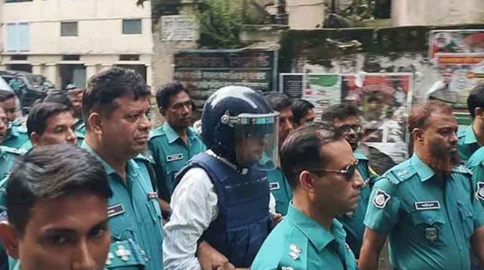 মামলা শুনানির আগে ইনুকে আদালতে নিয়ে যাওয়া হয়। 