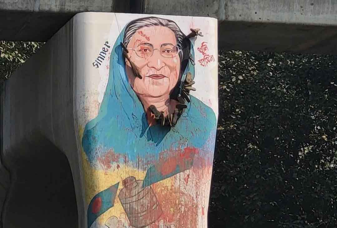 ঢাকা বিশ্ববিদ্যালয়ের টিএসসিতে স্বৈরাচার শেখ হাসিনার গ্রাফিতিতে জুতার মালা । ছবি: মাহিন সরকার।
