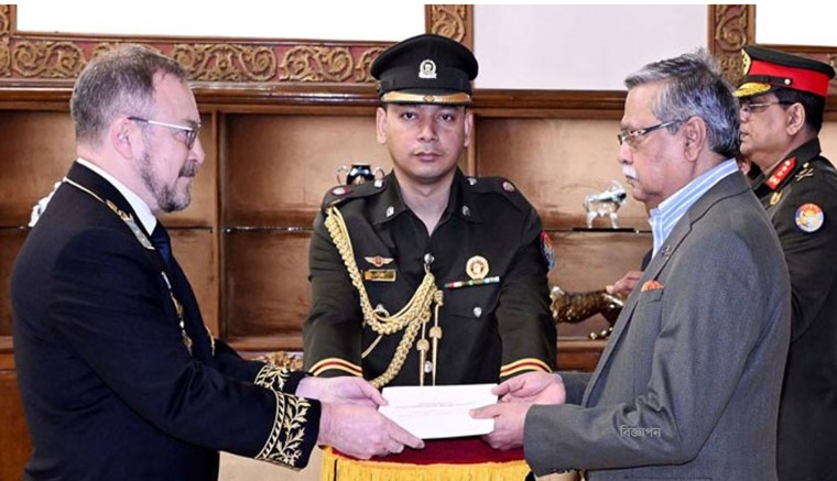 বঙ্গভবনে বাংলাদেশে নবনিযুক্ত রাশিয়ার রাষ্ট্রদূত আলেকজান্ডার জি খোজিন রাষ্ট্রপতি মো. সাহাবুদ্দিনের কাছে পরিচয়পত্র পেশ করেন। ছবি: সংগৃহীত