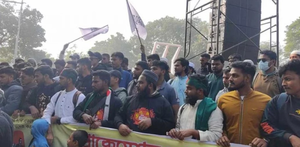 ঢাকার কেন্দ্রীয় শহীদ মিনারের সামনে শিক্ষার্থীরা। ছবি: সংগৃহীত