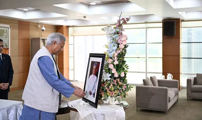 ভারতের সাবেক প্রধানমন্ত্রী মনমোহন সিংয়ের প্রতি শ্রদ্ধা প্রধান উপদেষ্টা অধ্যাপক মুহাম্মদ ইউনূসের। আজ মঙ্গলবার ঢাকায় ভারতীয় হাইকমিশনে ছবি: প্রধান উপদেষ্টার প্রেস উইং