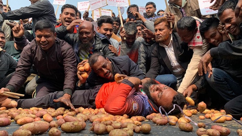 হিমাগারের ভাড়া বৃদ্ধির প্রতিবাদে মহাসড়কে আলু ফেলে কৃষকদের বিক্ষোভ