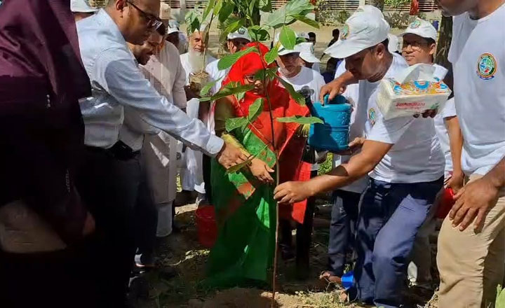  ৩ লাখ চারা রোপন উদ্বোধন করলেন শরীয়তপুর জেলা প্রশাসক