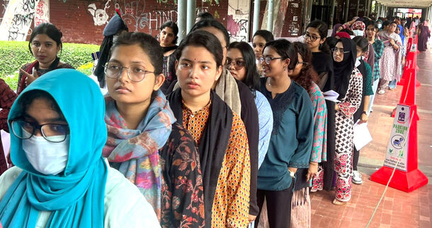 সুফিয়া কামাল হল কেন্দ্রে তিন ঘণ্টায় ৪৫ শতাংশ ভোট কাস্ট হয়েছে