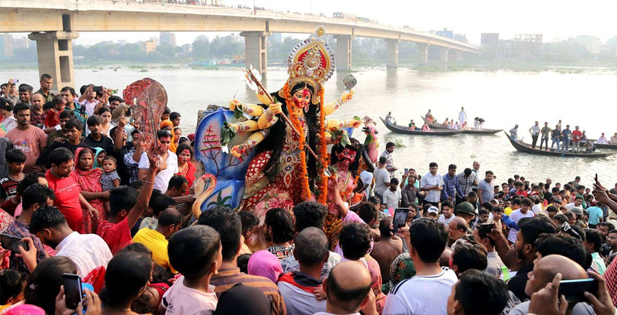 প্রতিমা বিসর্জনের মধ্য দিয়ে সমাপ্ত হচ্ছে দুর্গোৎসব