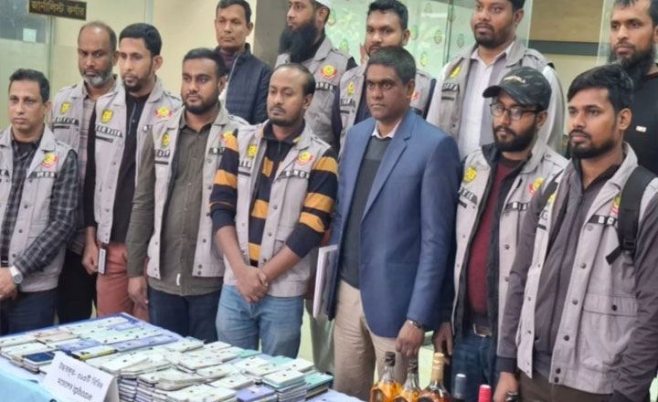 রাজধানীতে অবৈধ আইফোন কারখানা, চীনা নাগরিকসহ গ্রেফতার ৩