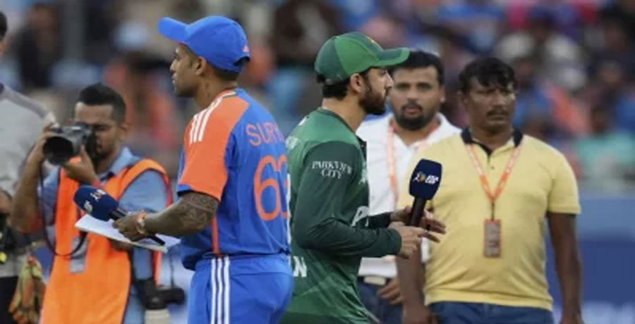 টস হেরে ব্যাটিংয়ে ভারত, আজও অধিনায়কের হাত মেলেনি
