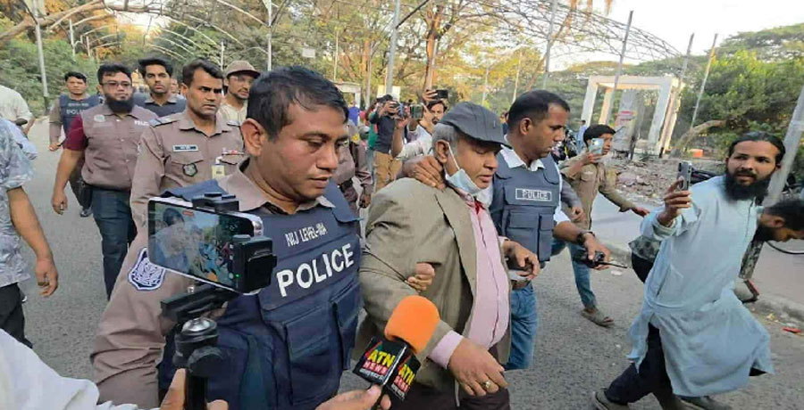 ধানমন্ডিতে ফুল দিতে গিয়ে ৫ জনসহ ঢাবি অধ্যাপক আটক