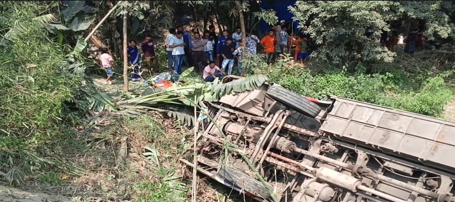  ফরিদপুরে চাকলাদার পরিবহনের যাত্রীবাহী বাস খাদে, অর্ধশতাধিক আহত