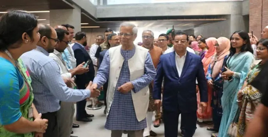 ড. মুহাম্মদ ইউনূস ফিরলেন নিজের কর্মস্থলে