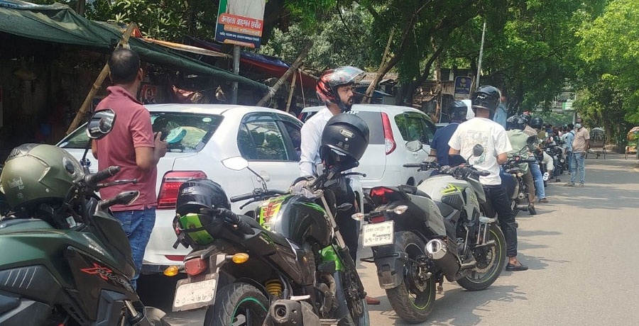 পাম্প থেকে তেল নিয়েই মহল্লায় দ্বীগুন দামে বিক্রি