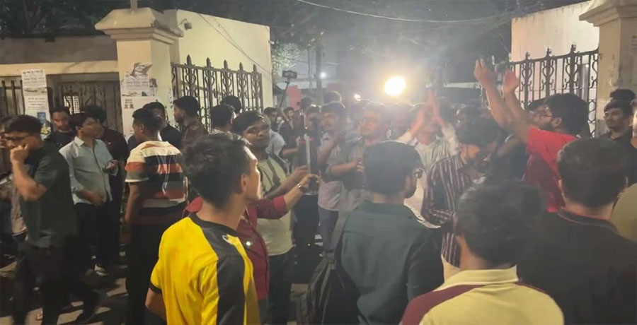 থানার ভিতরে মুসাদ্দিকের ওপর হামলার অভিযোগ, শাহবাগে ছাত্রদল-শিবির মুখোমুখি