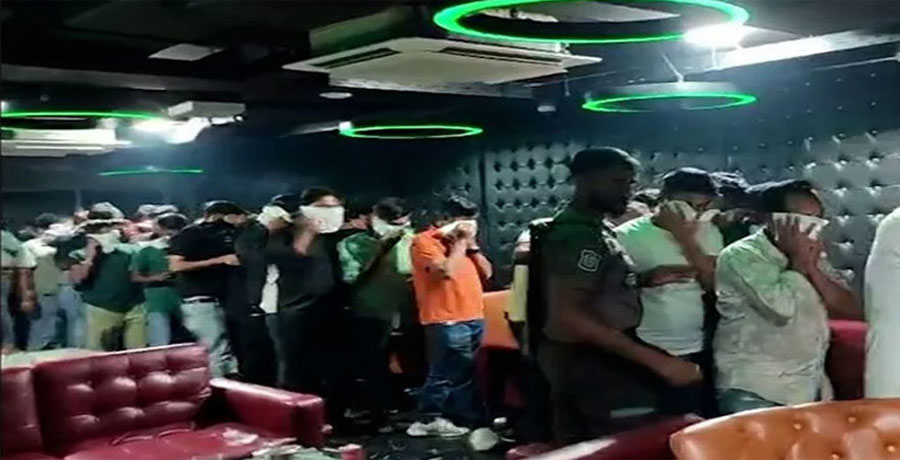রাজধানীর উত্তরায়  বৈধ বারে পুলিশের অভিযান বার মালিকদের ক্ষোভ, আতঙ্কে অতিথিরা 