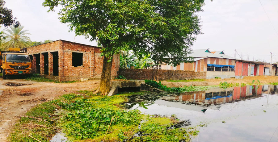 পাকুন্দিয়ায় কালভার্ট দখল করে বিএনপি নেতার বাড়ি নির্মাণ, মাঠের পর মাঠ ফসল নষ্ট