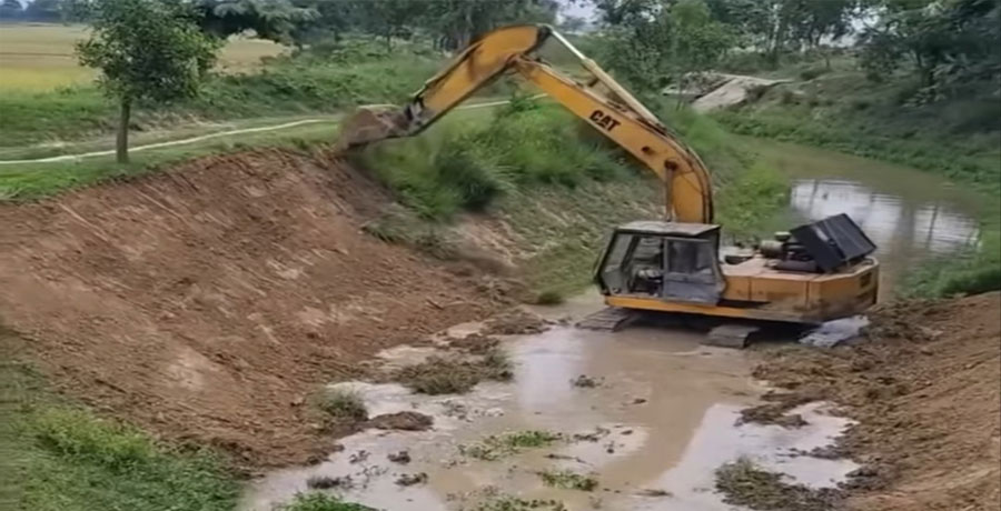 ফরিদপুরে খাল খননে অনিয়মের অভিযোগ 