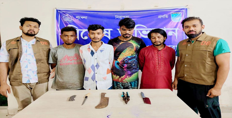 আশুলিয়ায় ডাকাতির প্রস্তুতিকালে দেশীয় অস্ত্রসহ গ্রেপ্তার ৪