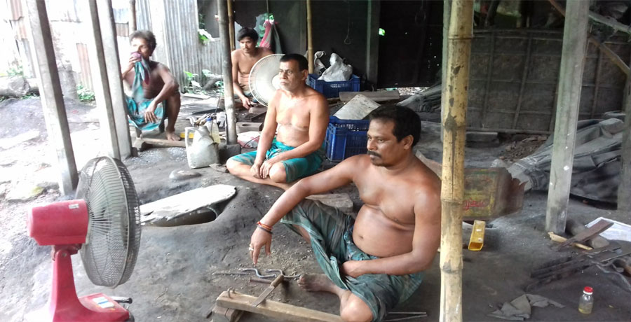 আধুনিকতার প্রভাবে কামার পাড়া নীরব-নিস্তব্ধ