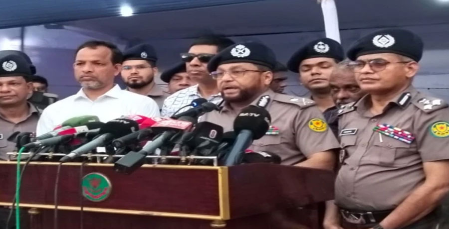 ঈদে যাত্রীদের কাছ থেকে বাড়তি ভাড়া নিলে ব্যবস্থা: ডিএমপি কমিশনার