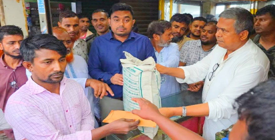অগ্নিকাণ্ডে ক্ষতিগ্রস্ত পরিবারকে সহায়তা দিলেন এমপি ডা. বাচ্চু