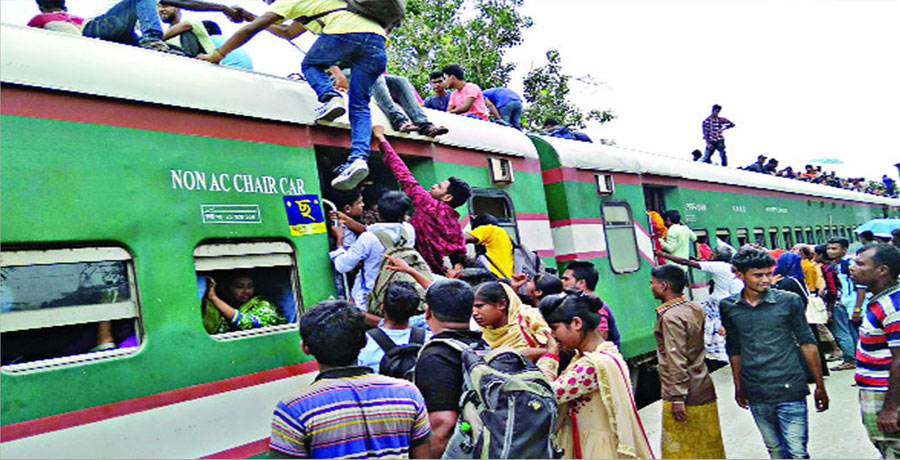 জীবনের ঝুঁকি নিয়েই ট্রেনের ছাদে ঈদযাত্রা