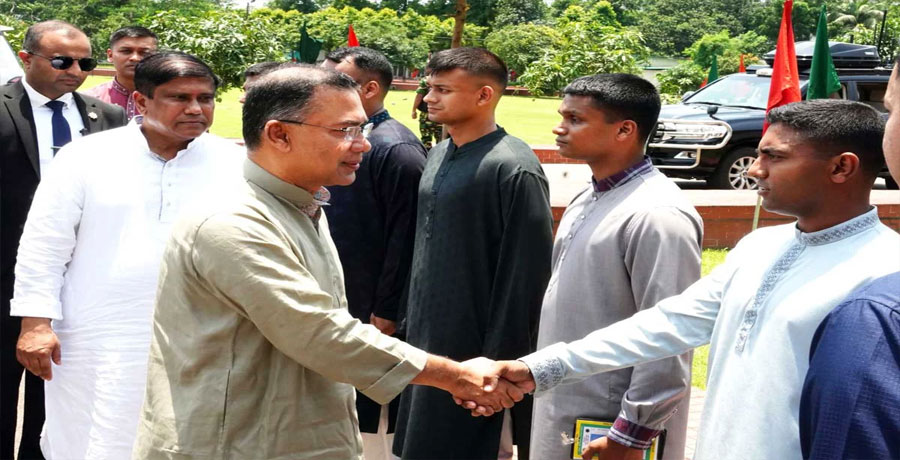 সেনাসদস্যদের সঙ্গে ঈদের শুভেচ্ছা বিনিময়ে প্রধানমন্ত্রী