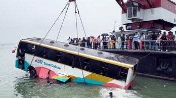 পদ্মায়  ফের ফেরিঘাটে বাস পানিতে বহু কষ্টে উদ্ধার