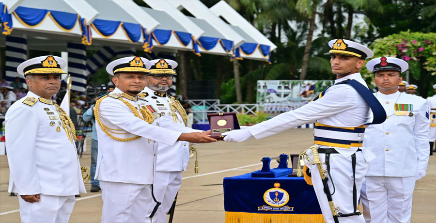 দেশমাতৃকার সুরক্ষায় সর্বোচ্চ ত্যাগ স্বীকারের শপথ নিলেন নবীন নৌ কর্মকর্তারা 