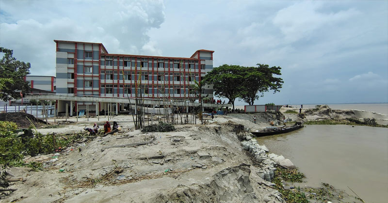  দৌলতপুরে যমুনার ভাঙনের মুখে নতুন মাদরাসা ভবন