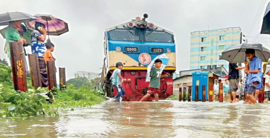 জলাবদ্ধতায় বিপর্যস্ত চট্টগ্রাম, কক্সবাজারগামী ট্রেন চলাচল বন্ধ
