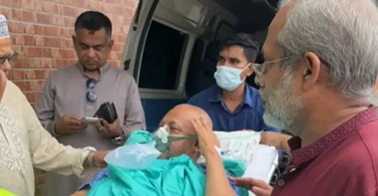     এয়ার অ্যাম্বুলেন্সে বিএনপি মিডিয়া সেলের আহ্বায়ককে ঢাকায় আনা হলো 