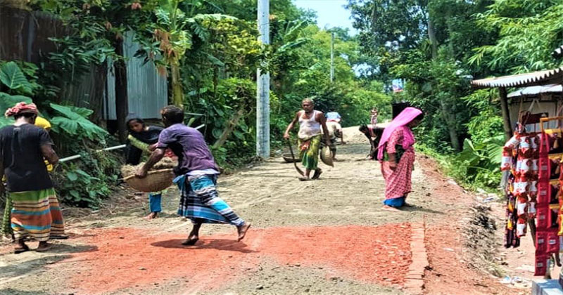 টাঙ্গাইলে সড়ক নির্মাণে অনিয়ম, কাজ বন্ধে স্বস্তিতে এলাকাবাসী