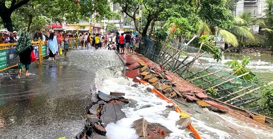 ভারী বৃষ্টিতে গুলশান লিংক রোড ক্ষতিগ্রস্ত, যান চলাচলে চরম ভোগান্তি