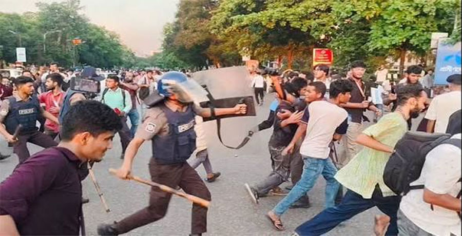 সংসদ ভবন এলাকায় উত্তেজনা, শিক্ষার্থীদের ছত্রভঙ্গ করতে পুলিশের লাঠিচার্জ