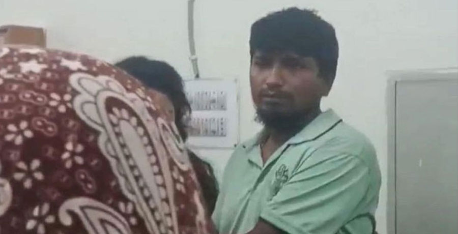 ছাত্রীহলের বাথরুমে গোপনে ভিডিও ধারণের অভিযোগে ক্যান্টিন কর্মী