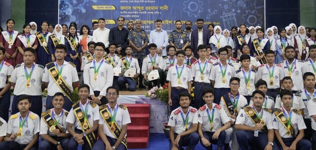 বি এন কলেজে পুরস্কার বিতরণী ও পরিচ্ছন্নতা অভিযানে ডিএনসিসি প্রশাসক 
