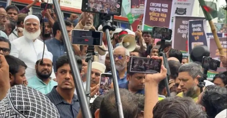  সচিবালয়ের সামনে পুলিশের সাথে ১১-দলীয় ঐক্যের নেতাদের ‘ধাক্কাধাক্কি’