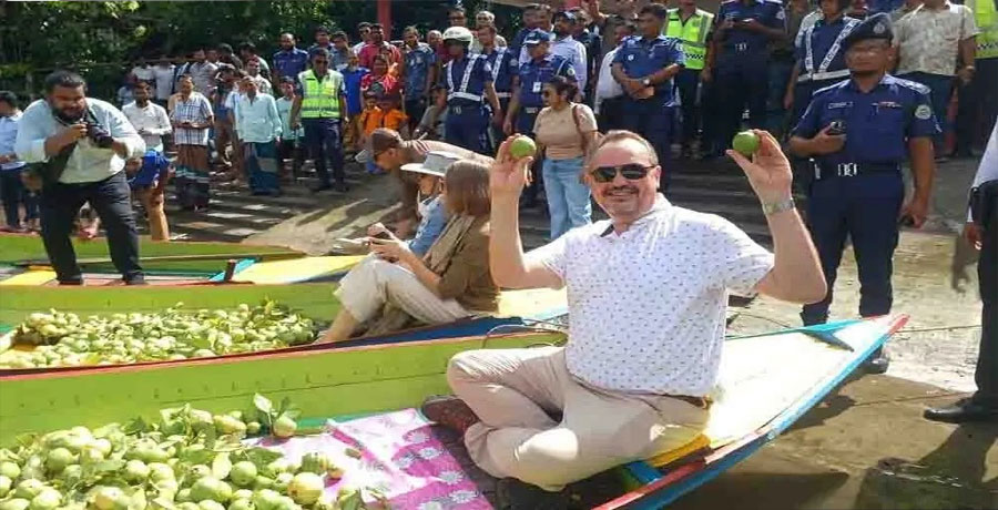 ঝালকাঠির ভীমরুলীর ভাসমান পেয়ারাবাজার দেখে মুগ্ধ মার্কিন রাষ্ট্রদূত