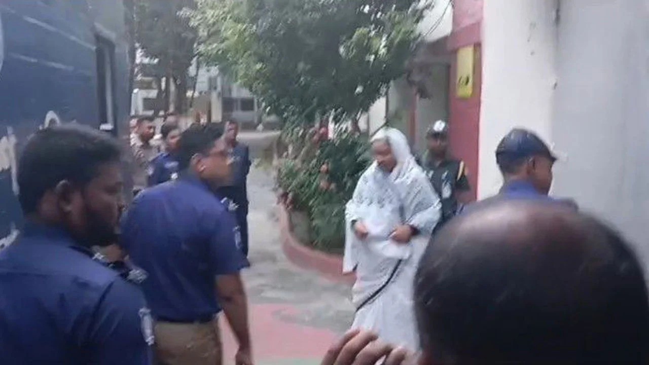     প্যারোলে মুক্তি পেয়ে ঢাকায় দীপু মনি